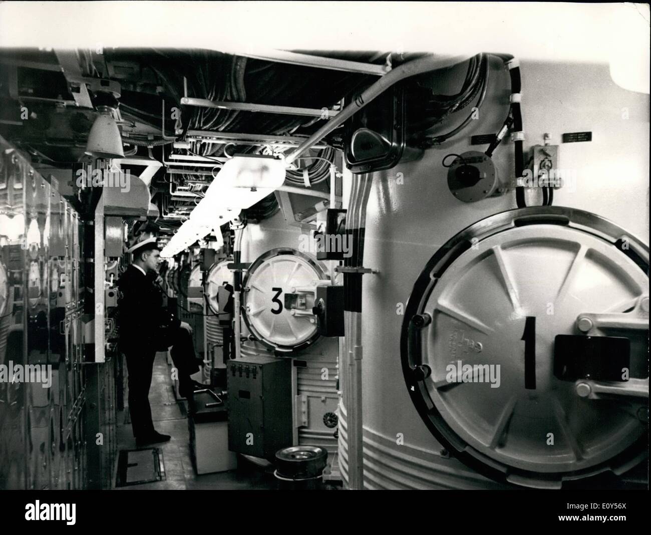 11 novembre 1968 - Cérémonie de mise en service de H.M.S. La renommée de cérémonie a commandé le HMS Renown, sous-marin à propulsion nucléaire, Polaris a eu lieu aujourd'hui au chantier naval Cammell Laird de Birkenhead et Cie (chantiers navals et ingénieurs) Ltd. d'ici le milieu de 1969, elle va rejoindre le HMS Resolution et HMS Repulse dans le plan opérationnel de la force Polaris. Le premier des sous-marins Polaris à construire par Cammell Laird's, HMS Renown a été lancé en février 1967. Photo : Keystone montre Chef artificier, Hisemen explosées Ron de Staines, Mddx, vu dans la chambre, 16 missiles tube à bord du HMS Renown aujourd'hui. Banque D'Images