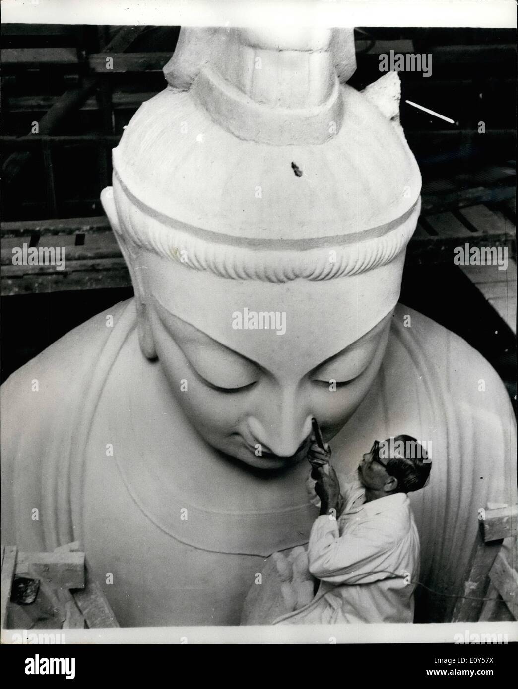 08 août 1968 - Buddha Builder. Un 36 pieds de statue de Bouddha est l'oeuvre du sculpteur-philosophe Shinzan Yamada, du Japon, de Futenma, qui est de 89 ans. Il a commencé son projet en 1957 quand il a été 78. La magnifique statue de Bouddha montre assis dans une gigantesque fleur de lotus, et de nombreux visiteurs voyage à spécialement pour voir l'Futenma immense Bouddha. Photo montre : = M. Shinzan Yamada travaille sur sa gigantesque statue de Bouddha. Banque D'Images