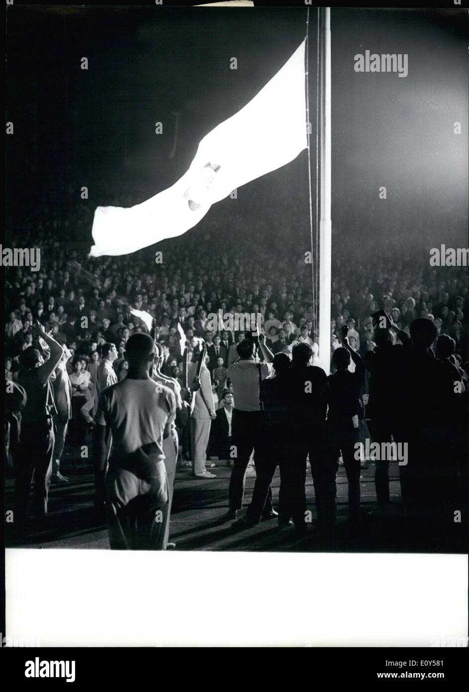 08 août 1968 - 9e festival mondial de la jeunesse et des étudiants à Sofia. Cérémonie de clôture du festival au stade Vassil Levsky'' à Sofia. L'OPS de la bannière du festival. Banque D'Images
