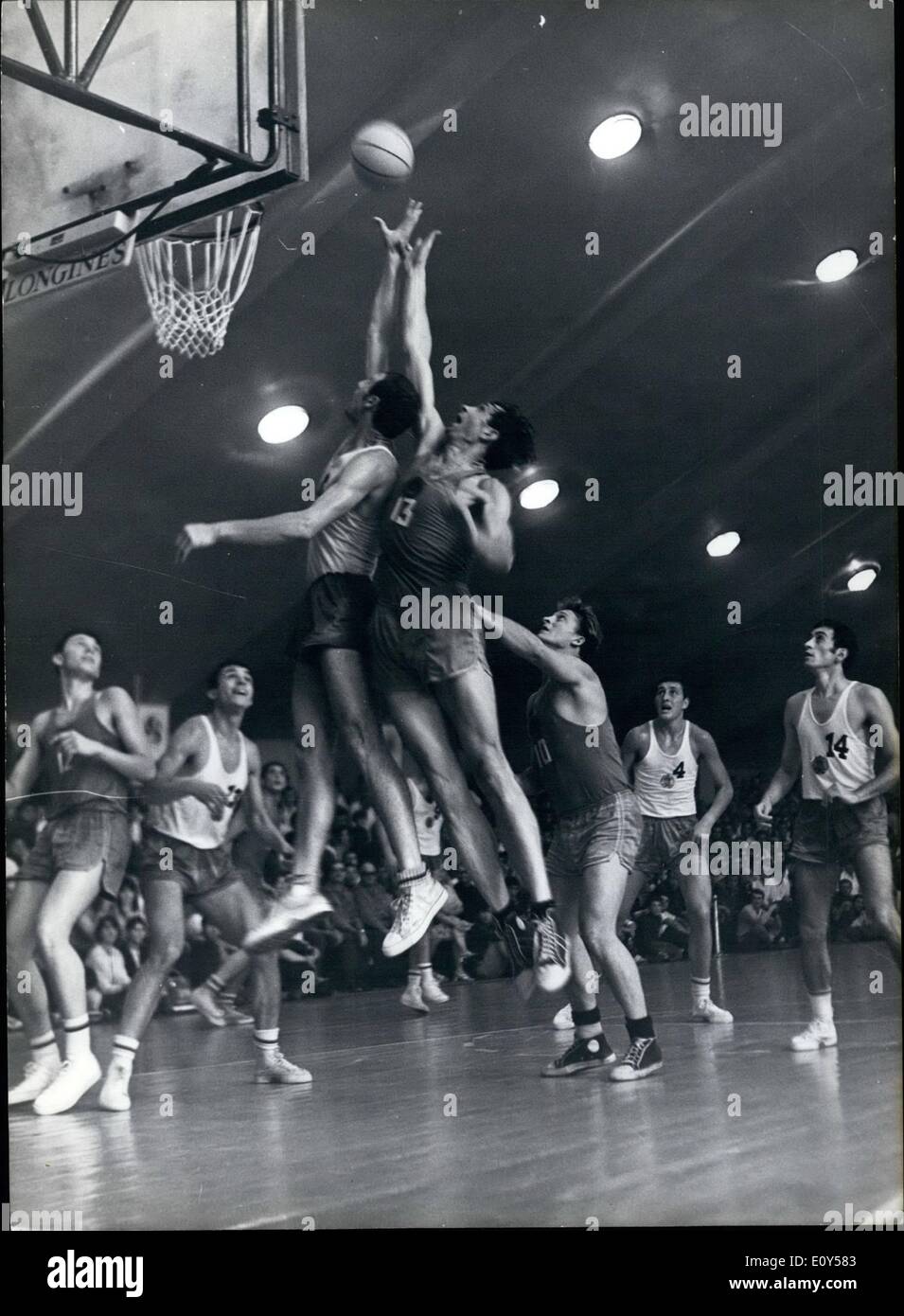 08 août 1968 - 9e Festival Mondial de la jeunesse et des étudiants à Sofia : Finales de la tournoi de basket-ball. Moment du match France-URSS.hommes score 57:54. L'équipe bulgare a reçu la médaille d'or. Banque D'Images