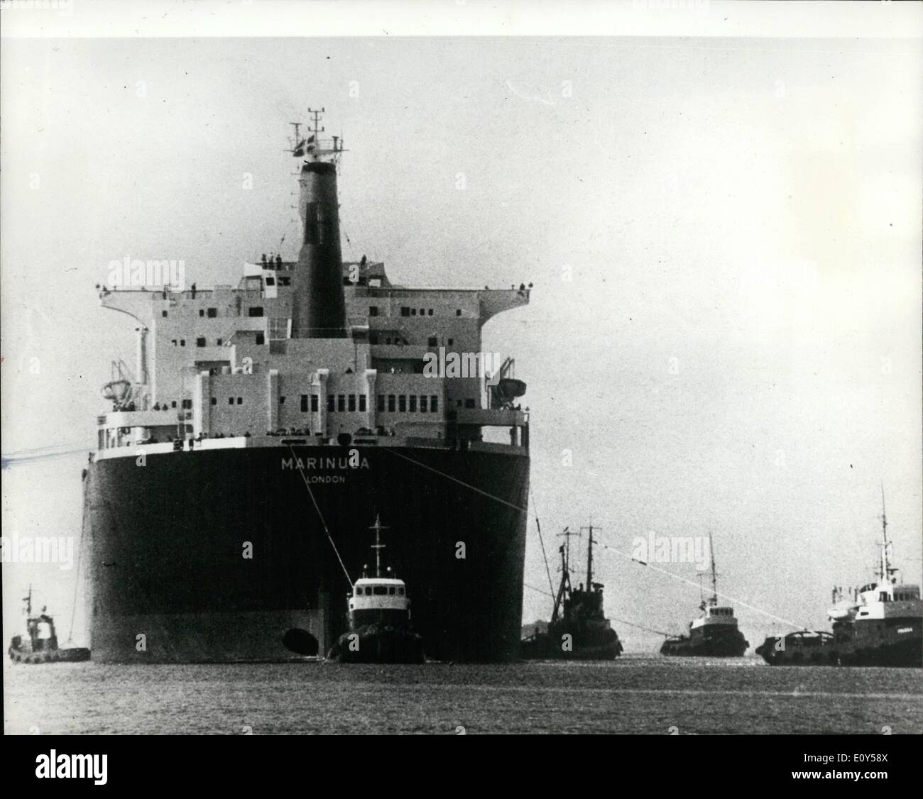 08 août, 1968 - plus grand navire jamais construit en Scandinavie pour être livré à Shell : l'Lindoe Shipbuilding Company à l'île de Fionie, au Danemark, tiendra aujourd'hui (vendredi( livrer le plus grand navire jamais construit en Scandinavie, à Shell. Elle constitue la "arinula' un super tanker de 196 000 tonnes, que l'on voit ici lors d'un test de voile. Banque D'Images