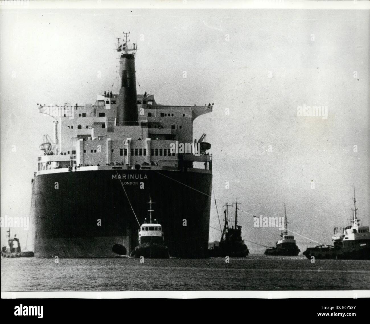 08 août, 1968 - plus grand navire jamais construit en Scandinavie pour être livré à shell. : Le Lindoa Shipbuilding Company à l'île de Fionie, au Danemark, tiendra aujourd'hui (vendredi) offrent le plus grand navire jamais construit en Scandinavie, à Shell. Elle constitue la "arinula» 196 000 tonnes d'un superpétrolier, vu ici au cours d'un essai de la voile. Banque D'Images