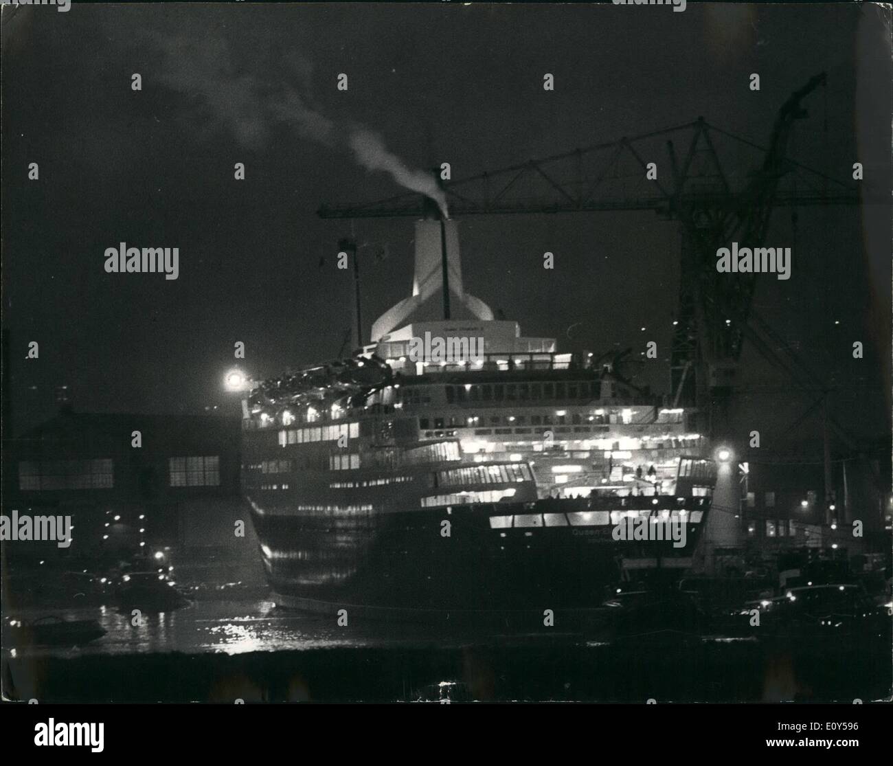 Novembre 11, 1968 - La reine Elizabeth 2 d'abord, ''Voyage''. photo montre le nouveau paquebot Queen Elizabeth 2 - illustré hier quand Banque D'Images