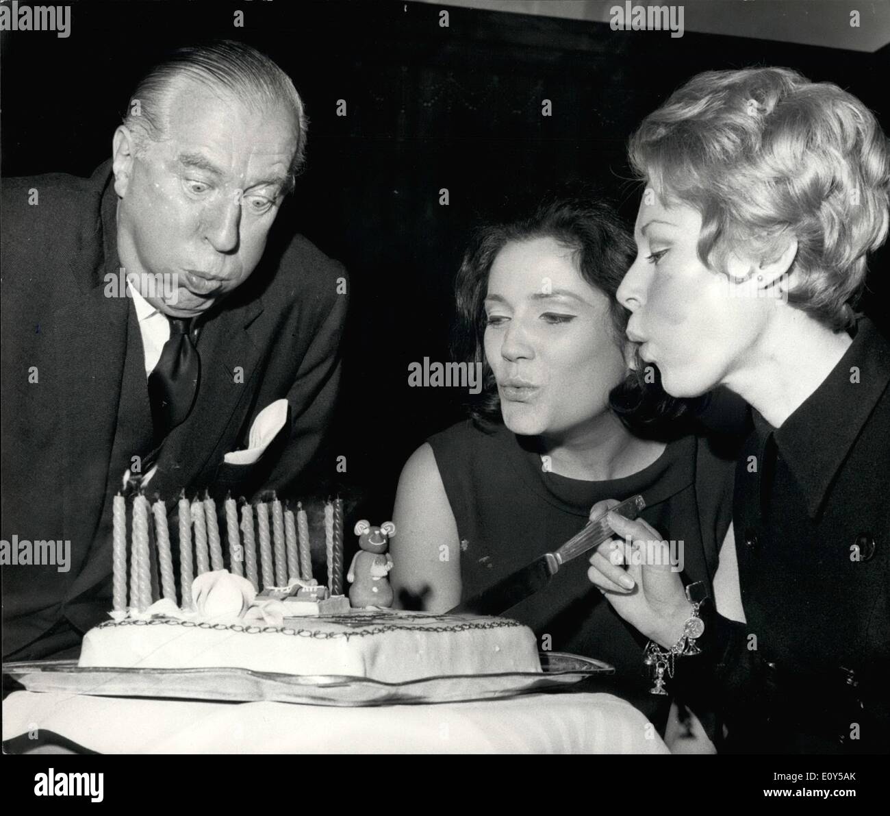 Novembre 11, 1968 - Nouvelle Distribution pour ''Moustrap'' marche de 17e, année d'exécution. : Deux millions et demi de personnes ont déjà vu Agatha Christie's record de jouer ''Moustrap'', qui est présenté par Peter Saunders au Dominion Theatre. Le lundi 25 novembre, le jeu commence le 17. année de son incroyable run. Ce même jour il y aura des changements dans l'Est. David Raven, le seul acteur à Londres avec un run-of-the-play contrat, a enfin décidé d'abandonner la partie de grands qui Metsalf il a d'abord joué le 22 juillet 1957. Sa part est au Dét. Le Sgt Banque D'Images