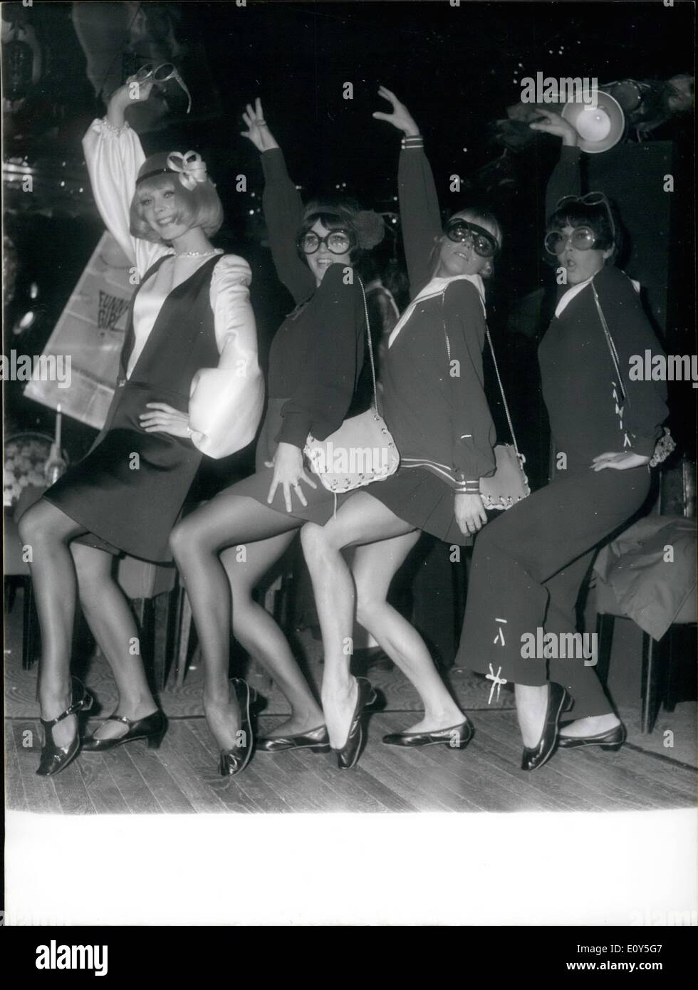 Novembre 11, 1968 - ''Funny Girl'' est une comédie musicale américaine-par William Wyler. Le succès du film a déclenché le phénomène de ''Funny Girl'' style dans lequel les fans et les concepteurs de vêtements imiter la façon robe Streisand dans le film. Professeur autrichien Heinrich Harrer Banque D'Images
