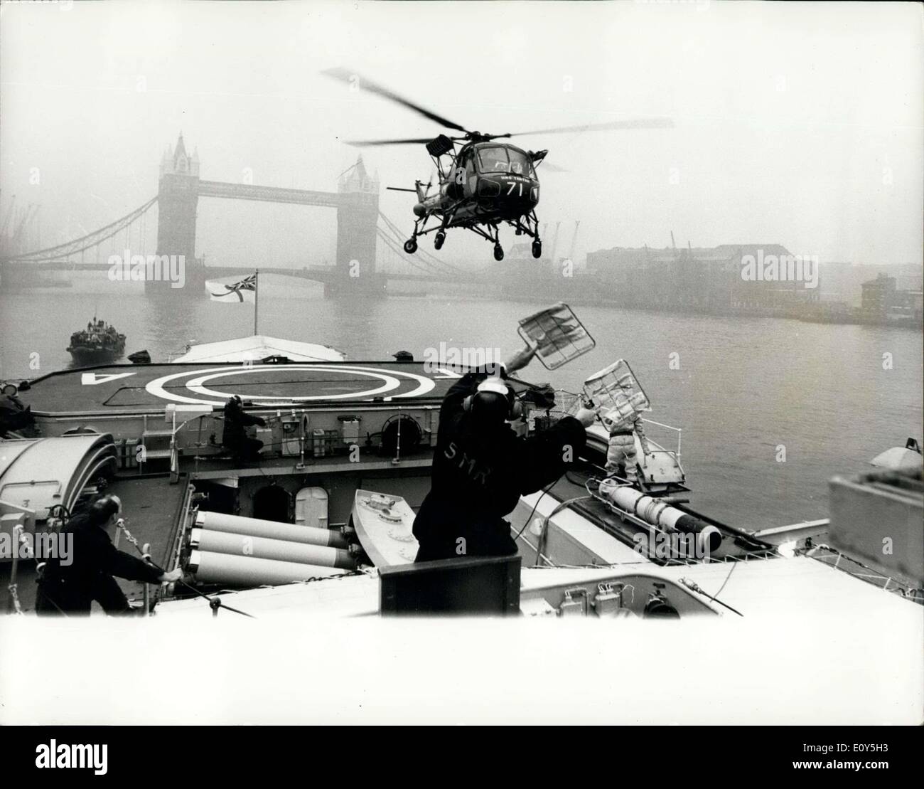 10 févr. 06, 1969 - Le Capitaine tombe sur la bonne volonté en visite : un hélicoptère Guêpe Marine royale d'un levé de la frégate le tartre, 2 300 tonnes amarré dans le bassin de Londres, de prendre le capitaine C. Rusby, commandant, à - rencontré hier le maire de Hendon, de l'échevin J. Gordon-Lea, à Hendon Hôtel de Ville. C'était la première fois qu'un hélicoptère à partir d'un navire en visite a volé au-dessus de Londres à partir de la Tamise. Le vol a pris seulement 20 minutes. Le tartre maintenant sur une semaine de visite à Londres , a été adopté par l'arrondissement de Barnet comme son prédécesseur, le destroyer de classe Tribal de la Seconde Guerre mondiale 11 Banque D'Images