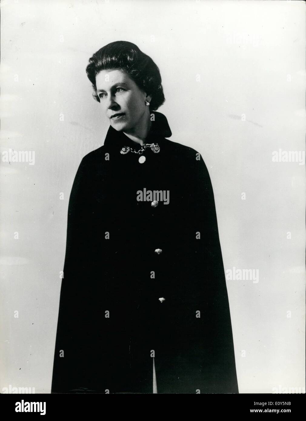 11 novembre 1968 - SA MAJESTÉ LA REINE ELIZABETH II- par Cecil Beaton. Ce dernier portrait de la Reine par Cecil Beaton montre son M. Jeaty portant un voile Cape. Le portrait a été présentée pour la première fois à la National Portrait Gallery Exposition ''Beaton Portraits 1928-1968'' qui a ouvert ses portes le 1er novembre 1968 ; il s'agit de la première exposition jamais consacrée à l'œuvre d'un artiste de l'appareil photo. Banque D'Images