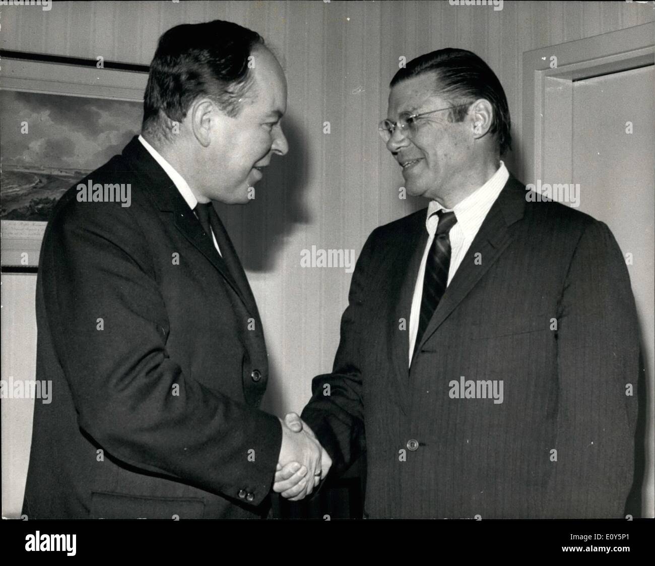 11 novembre 1968 - Robert McNamara à des entretiens à la ministère de Développement d'outre-mer. : Robert McNamara, Président de la Banque mondiale, aujourd'hui a parle au ministère de Développement d'outre-mer, à l'Eland House, Stag Place, S.W.L Photo montre Reg Prentice, ministre de Développement d'outre-mer (à gauche) serré la main avec Robert McNamara, au ministère de Développement d'outre-mer aujourd'hui. Banque D'Images