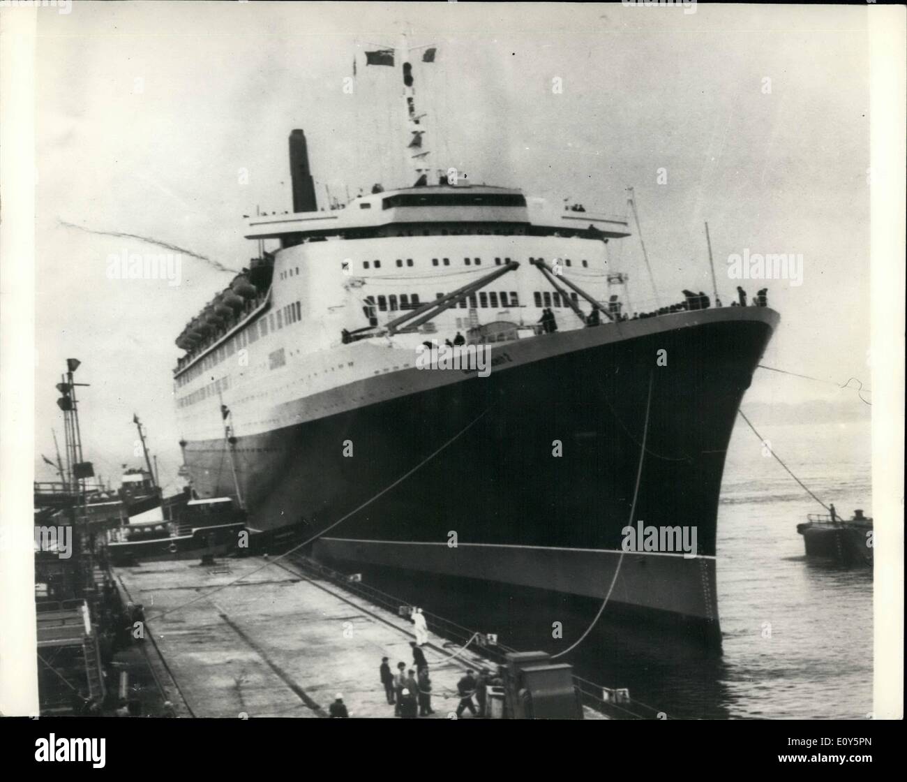 11 novembre 1968 - Prince Charles navigue dans le nouveau Queen Elizabeth 2. Le Prince Charles a navigué dans le nouveau paquebot Queen Elizabeth 2 aujourd'hui - lorsque le navire - faire son premier voyage en vertu de sa propre puissance, à gauche l'aménagement du bassin à Clyde banque pour le 13-mile voyage en cale sèche à Greenock. En sortant de l'aménagement, la doublure du bassin basculé et a heurté le quai en bois, gratter quelques 20ft. de peinture. La photo montre le Queen Elizabeth 2 entrer dans la cale sèche à Greenock après son voyage aujourd'hui. Banque D'Images