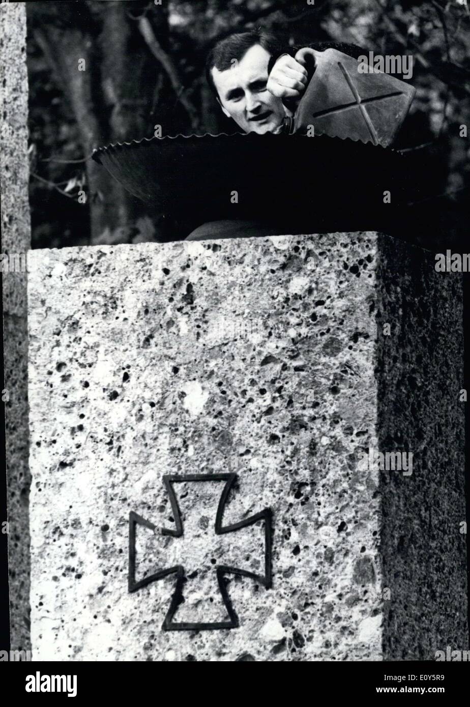 12 novembre 1968 - afin d'honorer les morts, les flammes s'allument dans les cimetières et les fosses communes sur toute l'Allemagne. C'est en préparation pour Volkstrauertag, un jour commémoratif pour ceux qui sont morts dans les conflits armés. Photographié ici au monument commémoratif de guerre à un 6e suis Starnbergsee/Obb, cet homme est de mettre un matériau dans le plat, qui sera ensuite brûlé pour la personne décédée. Banque D'Images