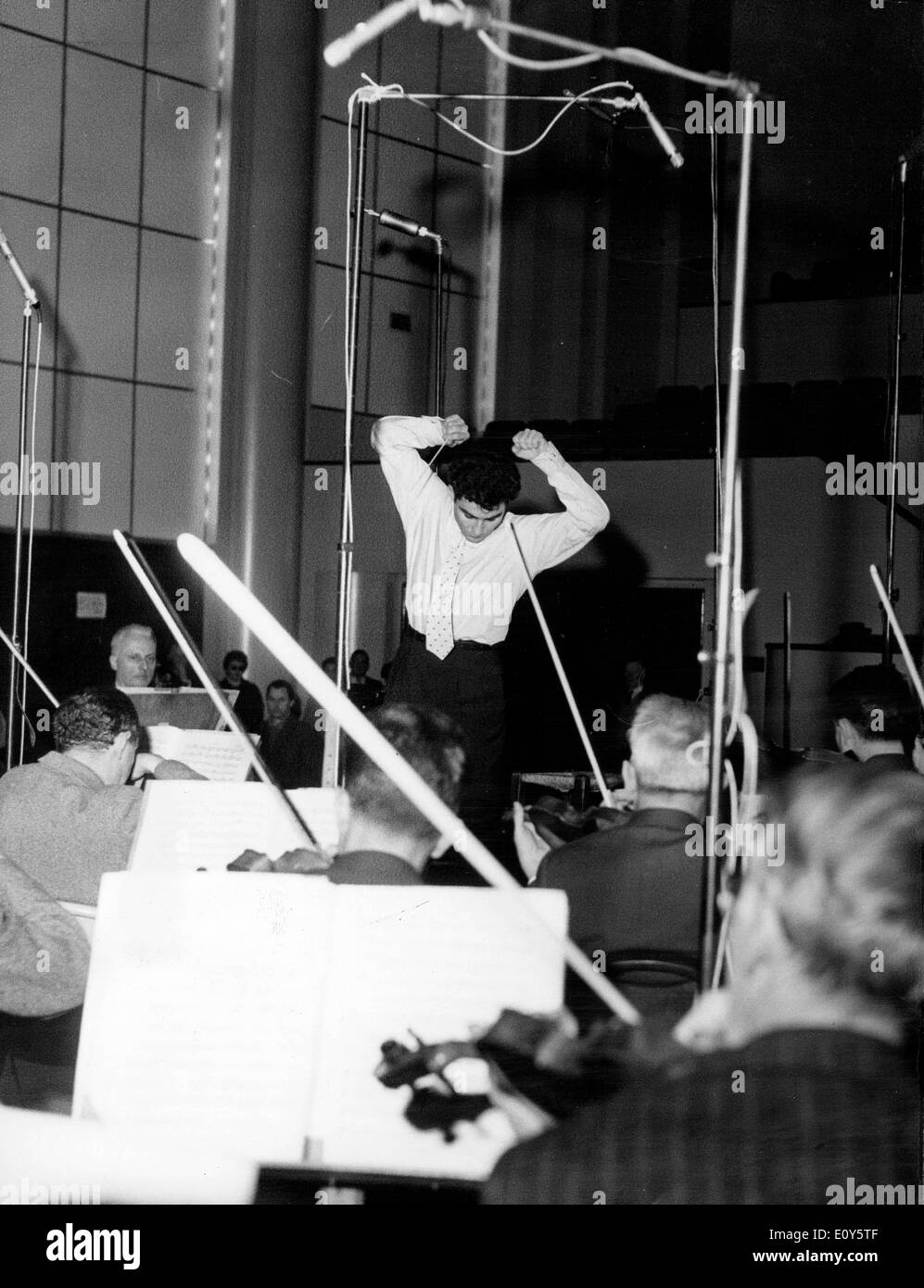 Nov 19, 1968 ; Paris, France ; musicien français Roberto Benzi dirige orchestres depuis qu'il avait huit ans. (Crédit Banque D'Images