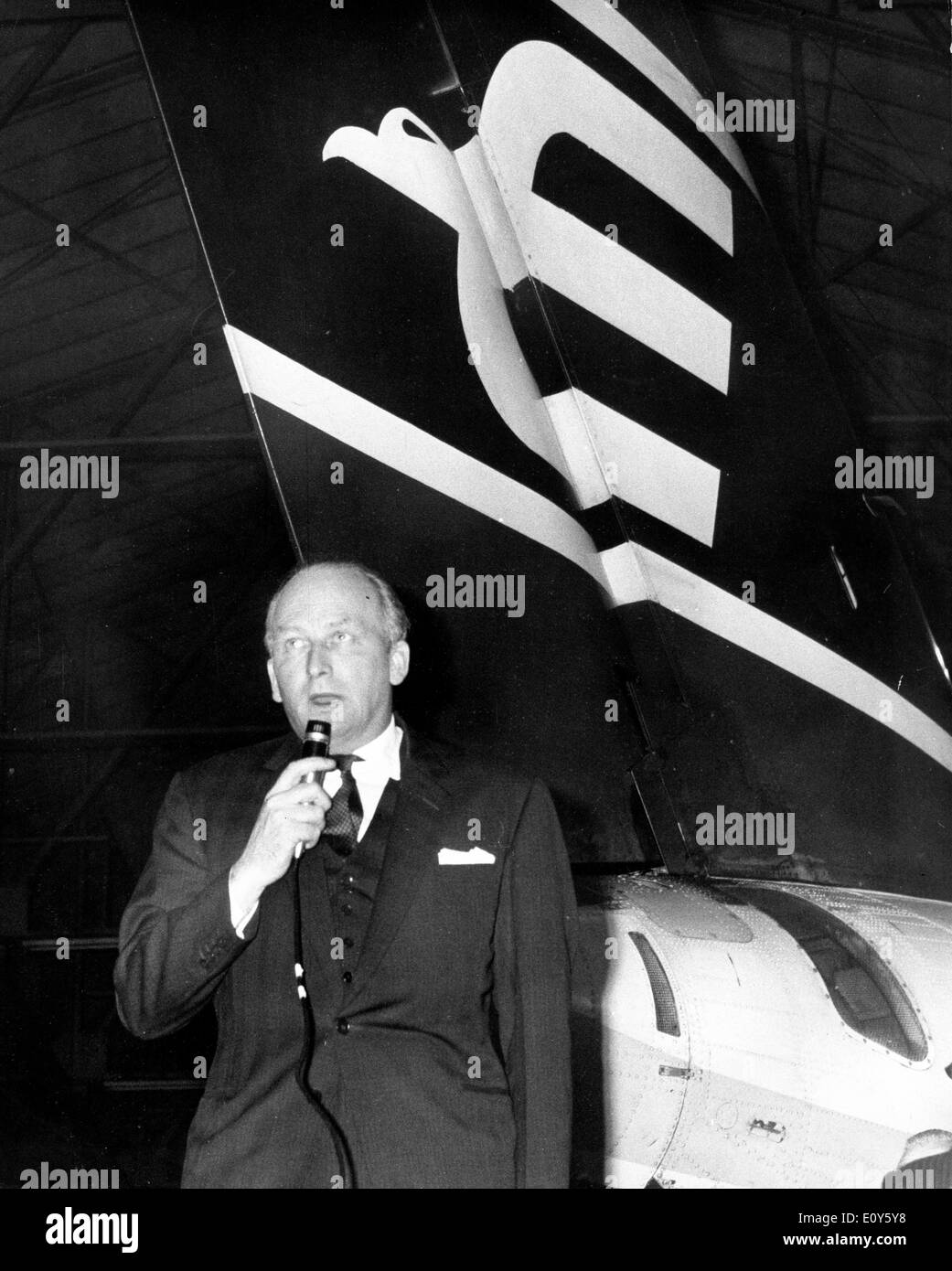 Nov 20, 1968 ; Londres, Royaume-Uni ; la dette finale d'aigle peut être plus de 4 000 livres créanciers a dit aujourd'hui. Cela a été rendu évident à la lecture des chiffres donnés par M. F.S. McWhirter, la ville comptable et le liquidateur de la compagnie aérienne, à l'assemblée des créanciers dans un hangar à l'aéroport de Heathrow. Dans l'image est M. HAROLD BAMBERG , président directeur général, fondateur de la British Eagle à l'assemblée. Banque D'Images