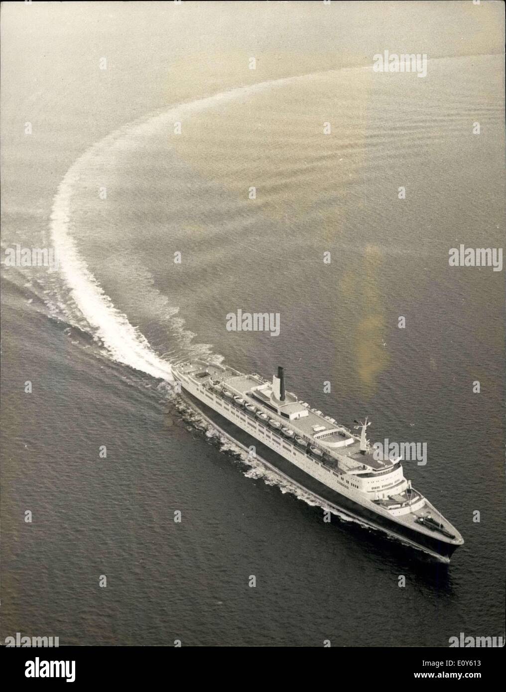 30 novembre 1968 - Fuite huile coupe court QE2 - Essais en mer Le Traials Cunardor de la reine Elizabeth 2,65,000 de tonnes, ont été interrompus hier parce-sceped avait d'huile dans l'eau de la chaufferie. Le navire est retourné à partir de cliniques dans le Firth of Clyde à son mouillage à queue-du-Bank et ré-entrer la dook sec Greenock Division de l'apper Clyde Shipbuilders, qui se trouve à bord du shipobservring les sentiers, a déclaré que le navire avait subi une « satisfaction 'trails'' en parfaite conditions générales, elle a procédé cut-up de travail rapide, mais la vitesse n'était pas allé en avant'' sur une Moasured m Banque D'Images