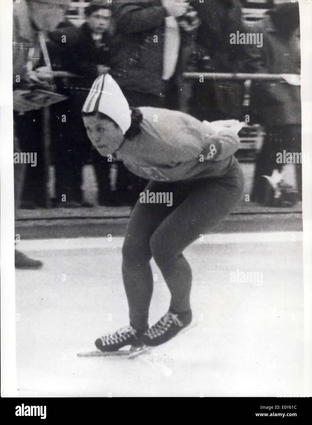 02 déc., 1968 - Dutch Girl et record olympique de 3 000 mètres en patinage de vitesse. Johanna Schut, de la Hollande, a brisé le record mondial avec un temps de 4 min 56,2 s, lorsqu'elle a couru dans la direction de la women's 3 000 mètres de patinage de vitesse même dans les Jeux Olympiques d'hiver de Grenoble aujourd'hui. Photo Keystone montre : Johanna Schut de Hollande à la vitesse au cours de son record du monde à Grenoble aujourd'hui. Banque D'Images