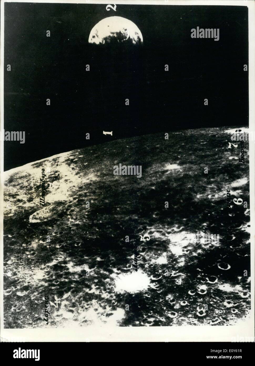 04 déc., 1968 - 3 300 km à partir de la lune, 388 000 km de la Terre. 1. Bord de surface de Lune 2. Terre 3. Sternberg 4. Lorenz 5. Rynin 7. Buffon Banque D'Images