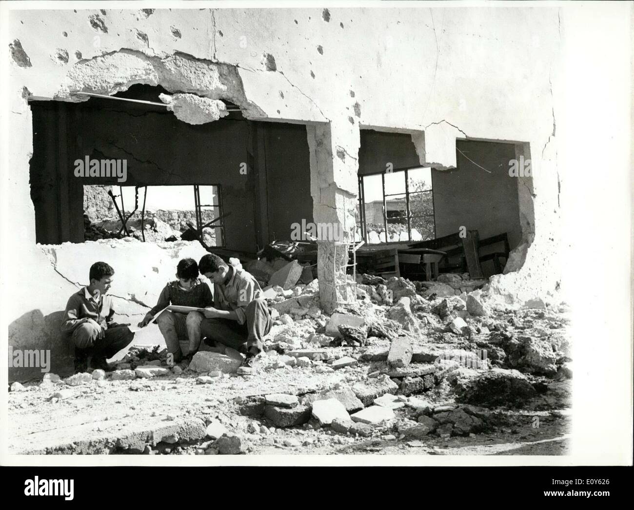 05 Décembre, 1968 - 14 tués dans un raid aérien israélien sur la Jordanie village : 14 personnes ont été tués au cours d'un raid aérien israélien sur le Bédouin Banque D'Images