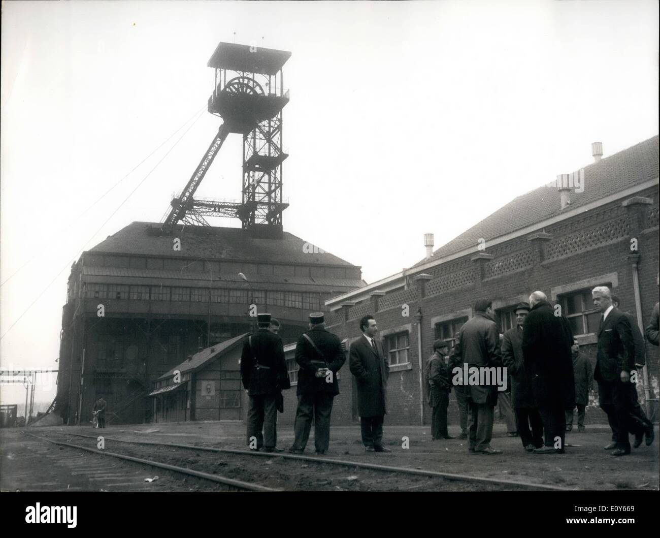 Mar. 03, 1969 - Quatre mineurs Crash à mort près de Douai : Quatre mineurs français s'est écrasé à mort comme l'ascenseur en tenant de la M le Shafi a éclaté et est tombé dans une mine de charbon près de Douai, dans le Nord de la France. Photo montre les gendarmes et les mineurs attendent les corps d'être élevé. Banque D'Images