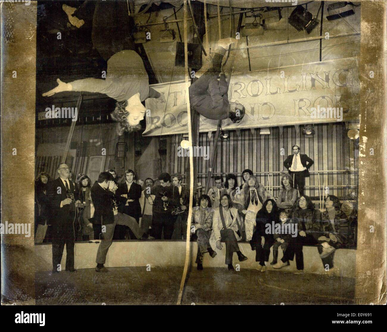 10 déc., 1968 - Rolling Stones pour produire une émission de télévision. Les Rolling Stones sont de produire une spectaculaire de télévision provisoirement intitulé ''Rolling Stones' Rock 'N' Roll Circus Show'' Le spectacle comprend les Rolling Stones avec guest stars et des clowns, des animaux, des nains de Sir Robert Fossett's Circus. Il y avait un photocall aujourd'hui à Wembley, Studios Intertel Banque D'Images