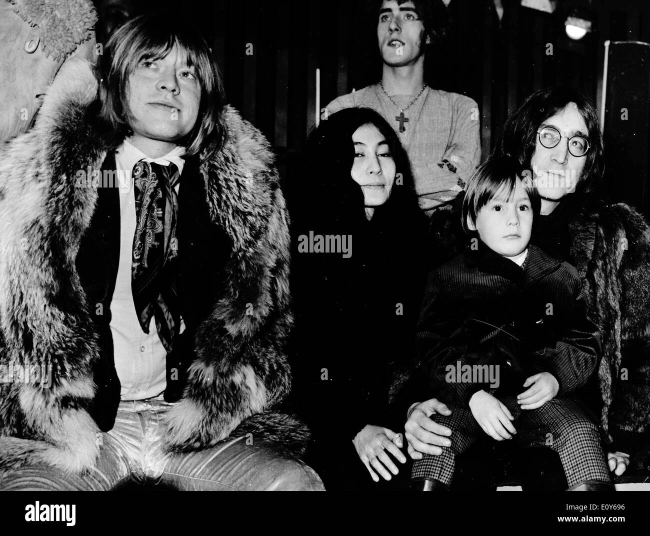 10 déc., 1968 - Londres, Angleterre, Royaume-Uni - L-R : Le guitariste des Rolling Stones Brian Jones, l'artiste Yoko Ono et son mari, le guitariste des Beatles John Lennon, avec son fils Julian sur ses genoux, le guitariste Eric Clapton, et derrière eux la chanteuse de ROGER DALTREY, qui se rassemblent à terrasse côté cour Studios à Stonebridge Park, Wembley, où ils ont vu certains des numéros de cirque qui apparaît lors d'un spectaculaire de télévision planifié par les Rolling Stones, 'The Rolling Stones' Rock 'n' Roll Circus'. Banque D'Images