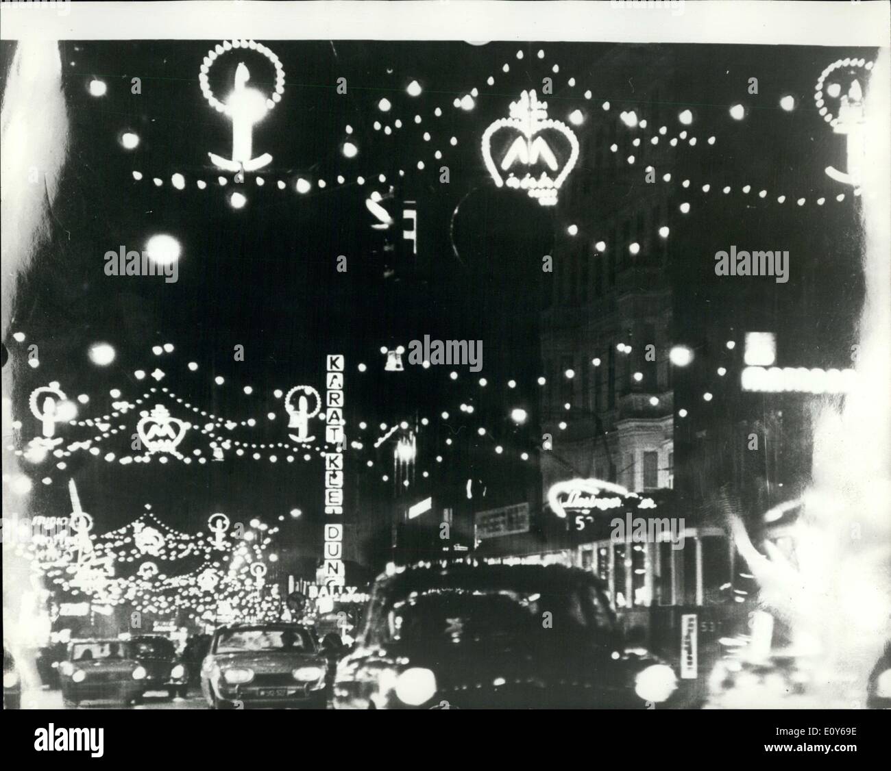 Le 12 décembre 1968 - Noël illuminations à Vienne. La photo montre la vue sur les illuminations de Noël dans l'une des principales rues. Banque D'Images
