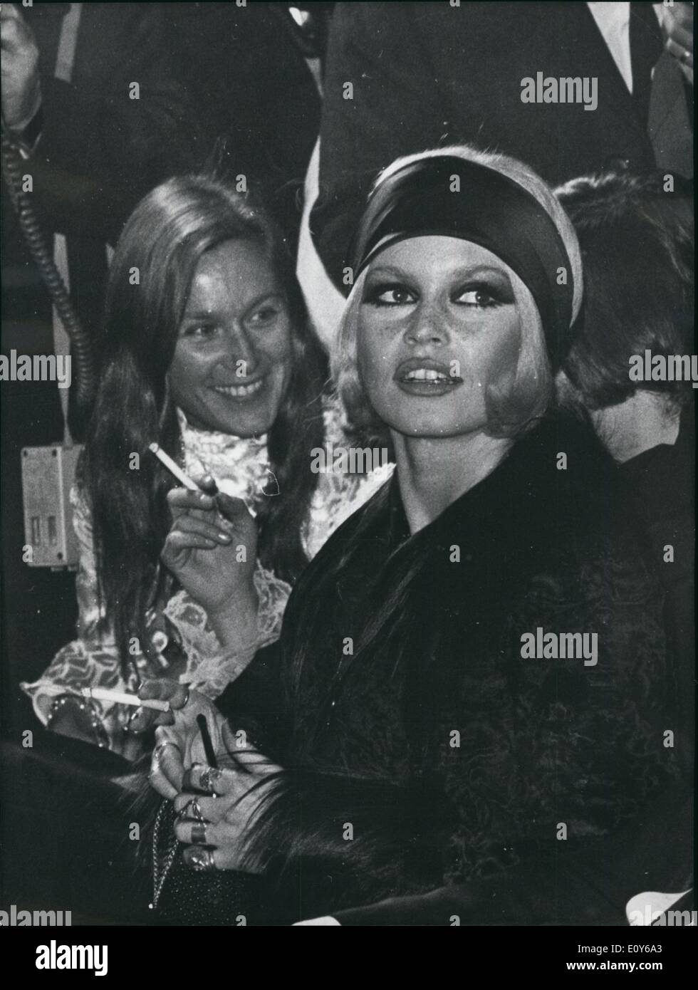 Le 12 décembre 1968 - Dans un costume noir et manteau de fourrure de la  même couleur, Brigitte Bardot a triomphé hier soir lors du premier ministre  de l'Ouest son film ''halako''