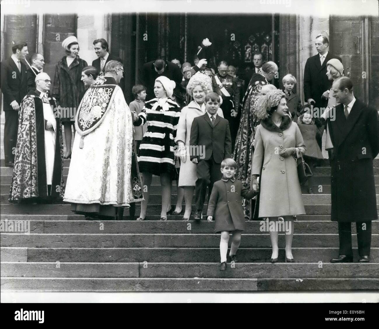 Le 12 décembre 1968 - Famille royale au service de Noël. membres de la famille royale quitter St. George Chapel Winsor le matin de Noël, après avoir assisté à un service de Noël. En premier plan la reine Elizabeth II tenir la main de son plus jeune fils : Edward, comme elle parle à son mari le prince Philip. Derrière l'Île-du Prince Andrew est avec sa grand-mère. La reine Elizabeth la reine mère, tandis que sa sœur la princesse Anne serre la main du prélat non identifiés. En haut à gauche Angus Orgildy avec son épouse la princesse Alexandra de Kent qui est en train de parler à Lord Snowdon Banque D'Images
