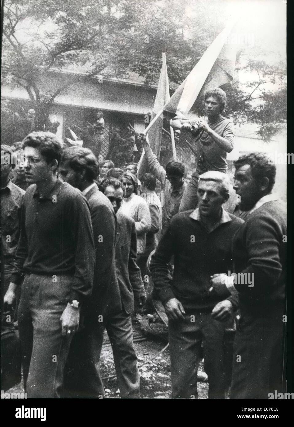 Le 12 décembre 1968 - Les troupes de la pays Warsaw-Pact ont défilé en Tchécoslovaquie au milieu de la nuit entre 20 et 21 août 1968. Sur la photo : La réaction des habitants après la marche dans des troupes russes. La fille de zoo de Francfort et de l'EPA. Banque D'Images