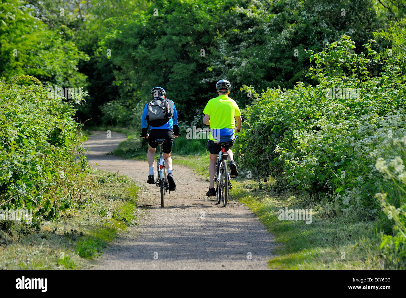 Deux adultes randonnée à vélo à travers la campagne britannique Banque D'Images