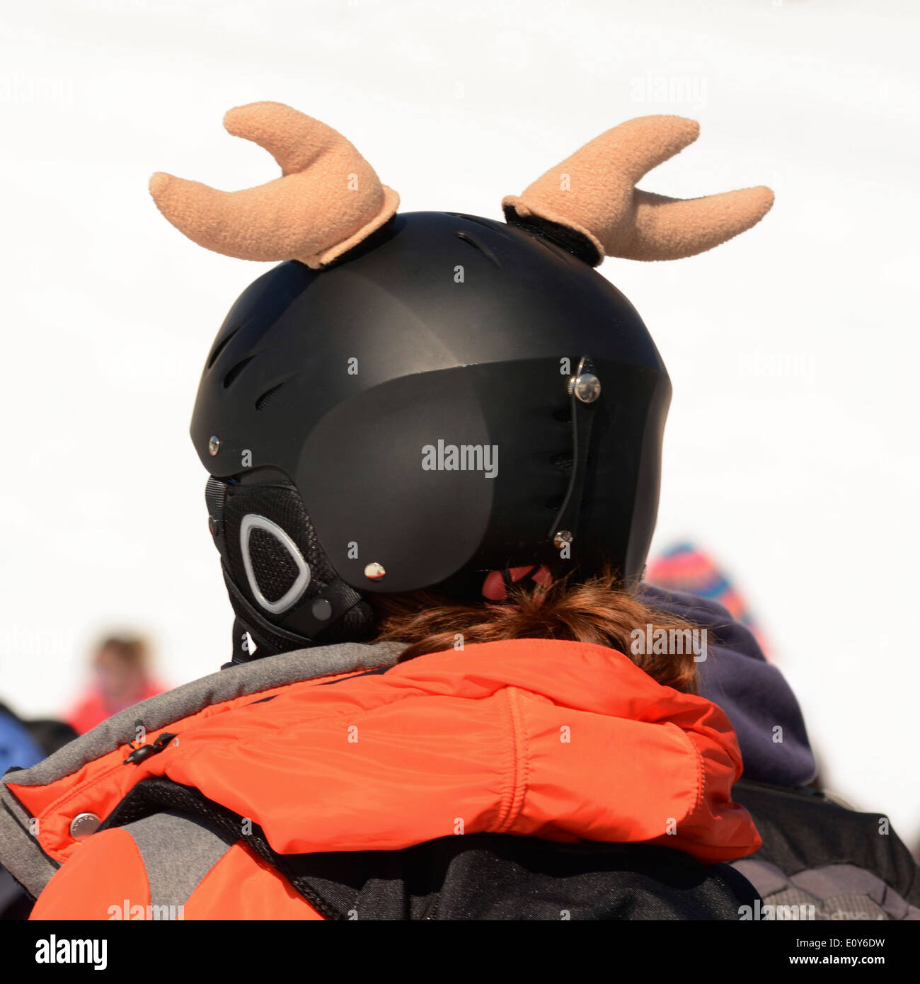Casque de ski unique avec bois de renne ajoute un esprit festif à l'aventure des sports d'hiver Banque D'Images
