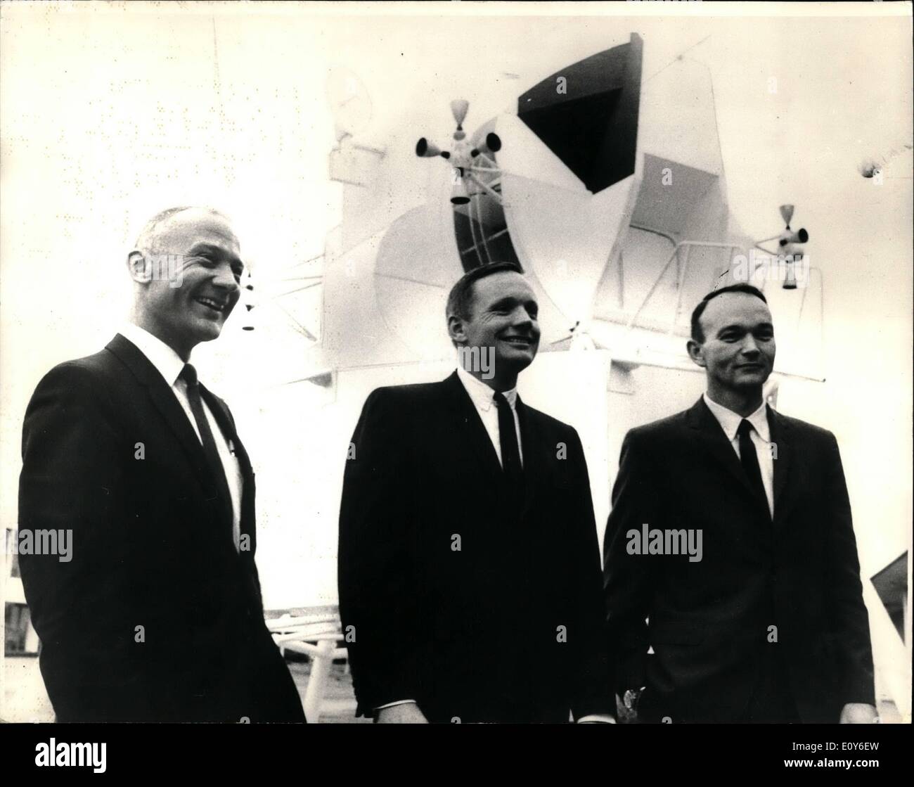 Mar. 03, 1969 - Les astronautes d'Apollo II : Apollo II Les astronautes (L à R), Edwin E. Aldrin, Jr ; Meil A. Armstrong et Michael Collins, posent devant un module lunaire pleine échelle maquette similaire à l'espace qui sera effectué sur leur vol vers lune plus tard cette année. Bien que les astronautes Collins pilote le module de commande en orbite lunaire, Aldrin et Armstrong sont à descendre dans le module lunaire, effectuer leur mission de la surface lunaire et revenir à la module de commande en orbite. Le trio sera lancé par une Apollo/Saturn V véhicule de l'espace à partir du Centre spatial Kennedy. Banque D'Images
