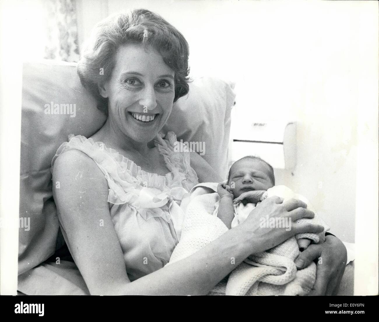 Mar. 03, 1969 - Tennis star Angela Mortimer donne naissance à un fils. : Ancien champion de tennis de Wimbledon, Angela Mortimer, la nuit dernière a donné naissance à un 8lb 9oz fils, son premier enfant, à l'Hôpital Sainte Thérèse, Wimbledon. Angela, qui est de 36, est marié à l'ancien joueur de Coupe Davis John Barrett et ils vivent à Coombe, près de Kingston, Surrey. Ils sont maming le bébé Michael, Edward. Photo montre Angela Mortimer en photo avec son bébé, Michael, Edward, à l'Hôpital Sainte Thérèse, Wimbledon, aujourd'hui. Banque D'Images