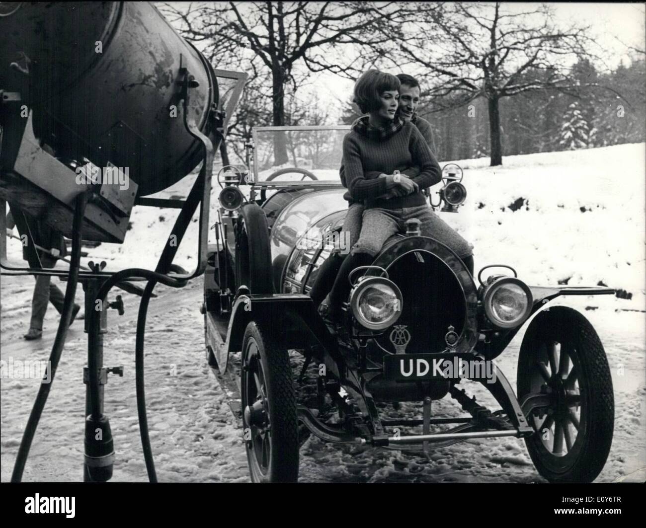 12 déc., 1968 - Avec Tchitti Tchitti à travers la jungle de la circulation le temps de la problème de circulation-éducateurs appartient définitivement au passé, depuis cette superbe vieille-timer, nommé Tchitti Tchitti a assumé ce rôle. Il est la principale étoile de la nouvelle télévision-film sur l'éducation. Dans une charmante manière amusante et il nous enseigne comment se comporter correctement dans la dangereuse jungle de tous les jours à la circulation. Ops :- Peter Arnes et Beatrice Norden vous accompagnera Tchitti Tchitti sur ses aventures éducatives. Banque D'Images