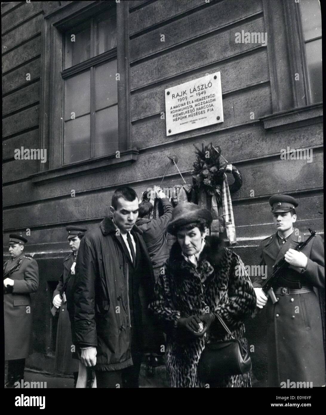 03 mars 1969 - une plaque dévoilée à Budapest en l'honneur de Laszlo Rajk, figure exceptionnelle du mouvement communiste : Après la décision du Conseil municipal de Budapest de renommer la rue Pnnonia dans le 13ème arrondissement de la rue Rajk Laszlo, capitale, à l'occasion du 60ème anniversaire de la naissance de Laszlo Rajk, figure de proue du mouvement communiste hongrois et international, une plaque a été dévoilée à sa mémoire. Laszlo Rajk a été exécuté en 1949 après jugement et condamnation sur la base de charges fabriquées pendant la période du culte de la personnalité Banque D'Images