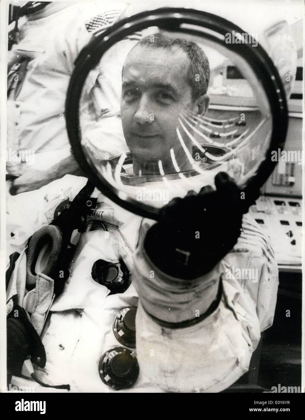 Mars 05, 1969 - 5 mars 1969 Apollo 9 passe test critique. Apollo 9, hier après-midi, passé le deuxième test critique, le moteur principal a été congédié pour modifier l'orbite de la capsule de commande reliés, et du module de service le module lunaire, le canot de l'espace. Photo montre : cette photo prise avant la tenue de la formation dans les astronefs simulateur avant le vol spatial Apollo 9 Apollo montre 9 commandant, James A. McDivitt avec son visage encadré dans une combinaison spatiale en plastique casque Banque D'Images