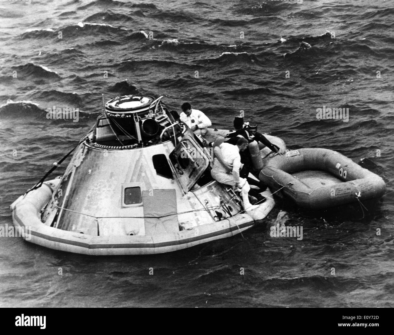 Les projections d'Apollo 9 vers le bas dans l'Océan Atlantique Banque D'Images
