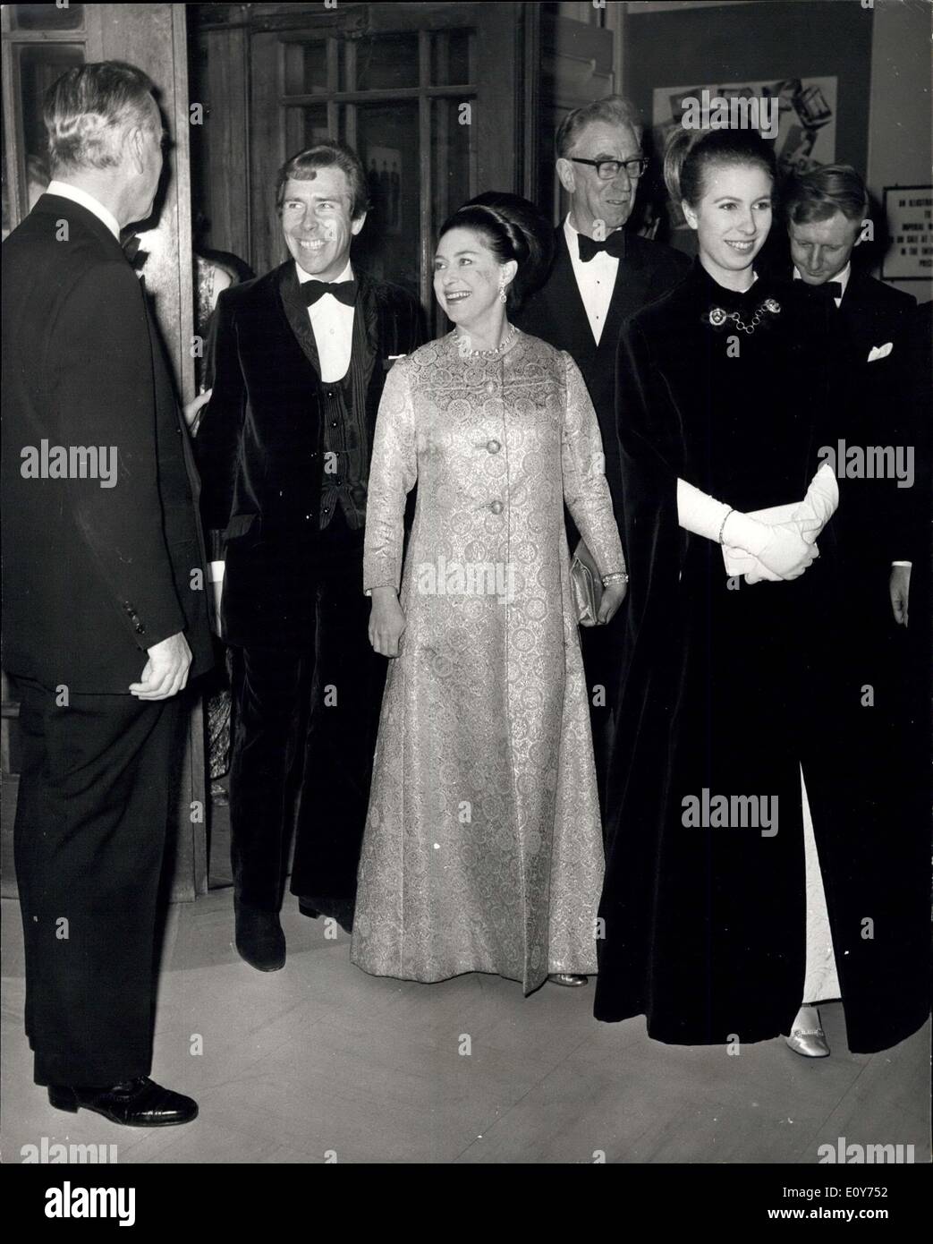 Le 20 décembre 1968 - La famille royale d'assister à l'aperçu de la série TV ''La vie et l'époque de Lord Mountbatten'' La Reine et les autres membres de la famille royale La nuit dernière a assisté à un aperçu de la série ITV 50 000 sur la vie de Comte Mountbatten de Birmanie, à l'Imperial War Museum à Lambeth, Londres. Ils ont vu les faits saillants de la série intitulée ''La vie et l'époque de Lord Mountbatten''. Photo : Lord Louis Mountbatten, à gauche avec retour à l'appareil photo, partage une blague avec, de G à D, Lord Snowdon, Princess Margaret et de la princesse Anne, lorsqu'ils sont arrivés pour la spéciale d'hier soir. Banque D'Images