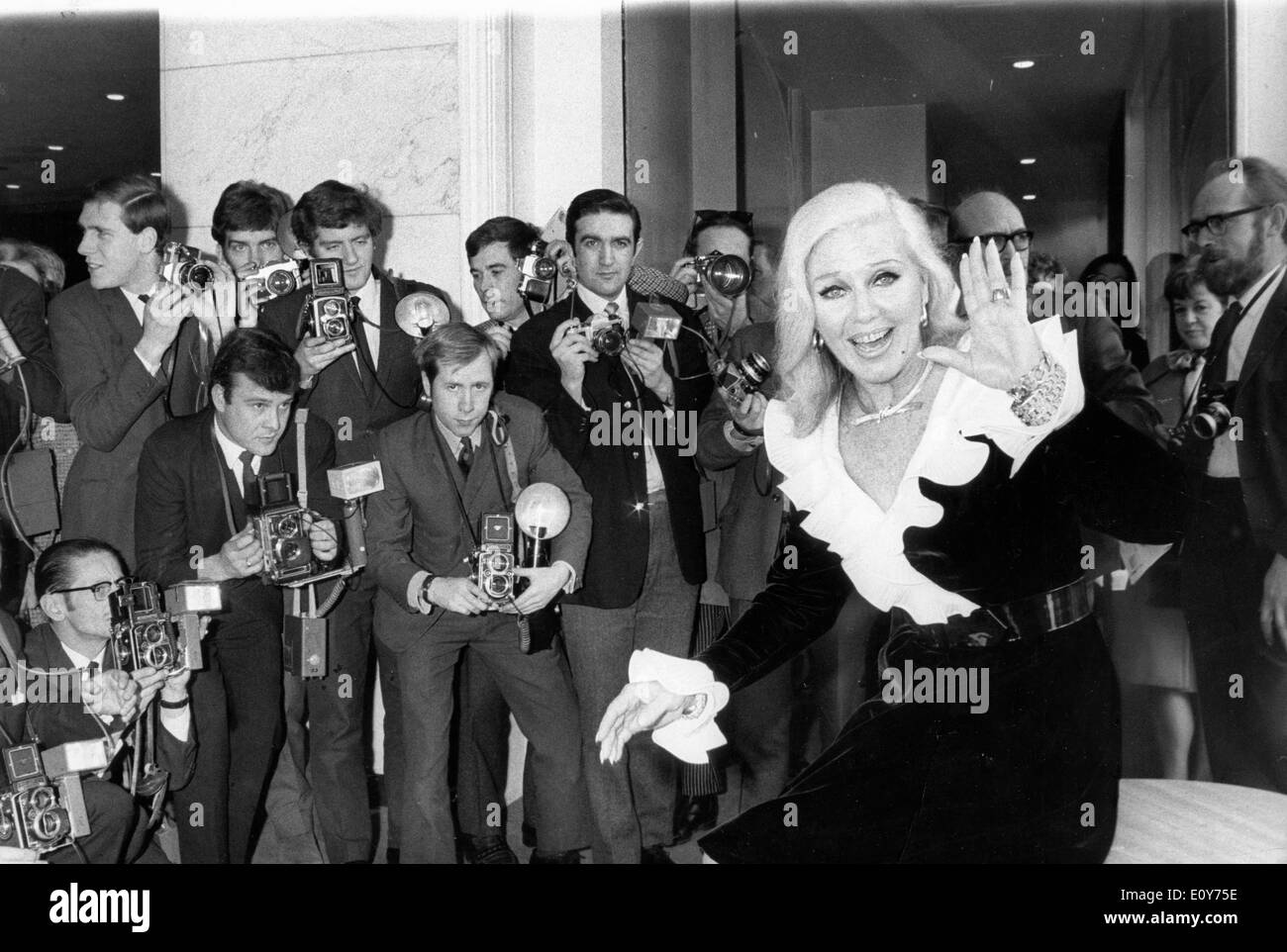 L'actrice Ginger Rogers entouré au Savoy Hotel Banque D'Images