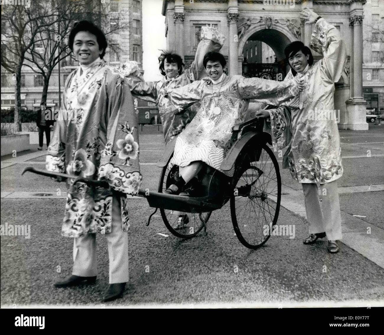 01 janvier 1969 - GROUPE DE HONG KONG À LONDRES. DANNY DIAZ ET L'CHECKMATES. Le groupe de Hong Kong et l'CHECKMATES DANNY DIAZ, qui a remporté un contrat d'enregistrement 10 000 dollars et des apparitions à la radio et à la télévision en Grande-Bretagne et sur le continent - qui a été le premier prix dans l'un des principaux événements pop ''la bataille de la concurrence'' - sont maintenant à Londres. DANNY DIAZ ET L'CHECKMATES, dont le premier single britannique ''Solomon Grundy'' vient d'être publiée, sont : DANNY DIAZ, 19 ans, ses deux frères, ROMEO, 20, et Rudi, 21 ans, et Domingo TANTENGCO Banque D'Images