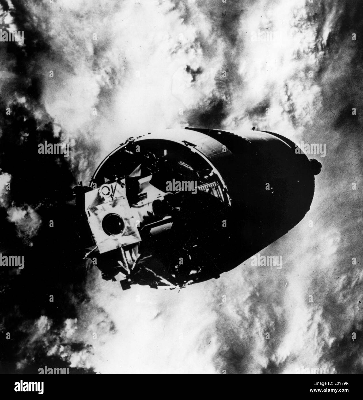 Mar 22, 1969 ; l'espace, l'espace ; le module lunaire encore attaché à la troisième étape de la fusée Saturn V comme le module de commande Banque D'Images