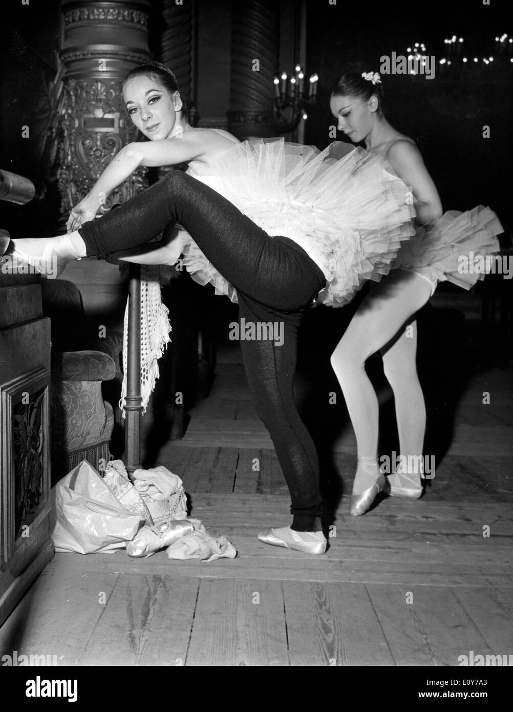 Mar 25, 1969 - Paris, France - (photo) Dancer MARTINE CLARY de l'Opéra de  Paris lacets une pantoufle. (Crédit Image : © Photo Stock - Alamy