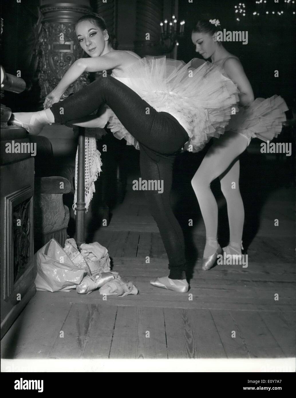 25 mars 1969 - Mme Martine Clary chausse ses un de ses chaussons en coulisses dans l'Opéra tandis que les danseurs font leurs examens d'entrée. Banque D'Images