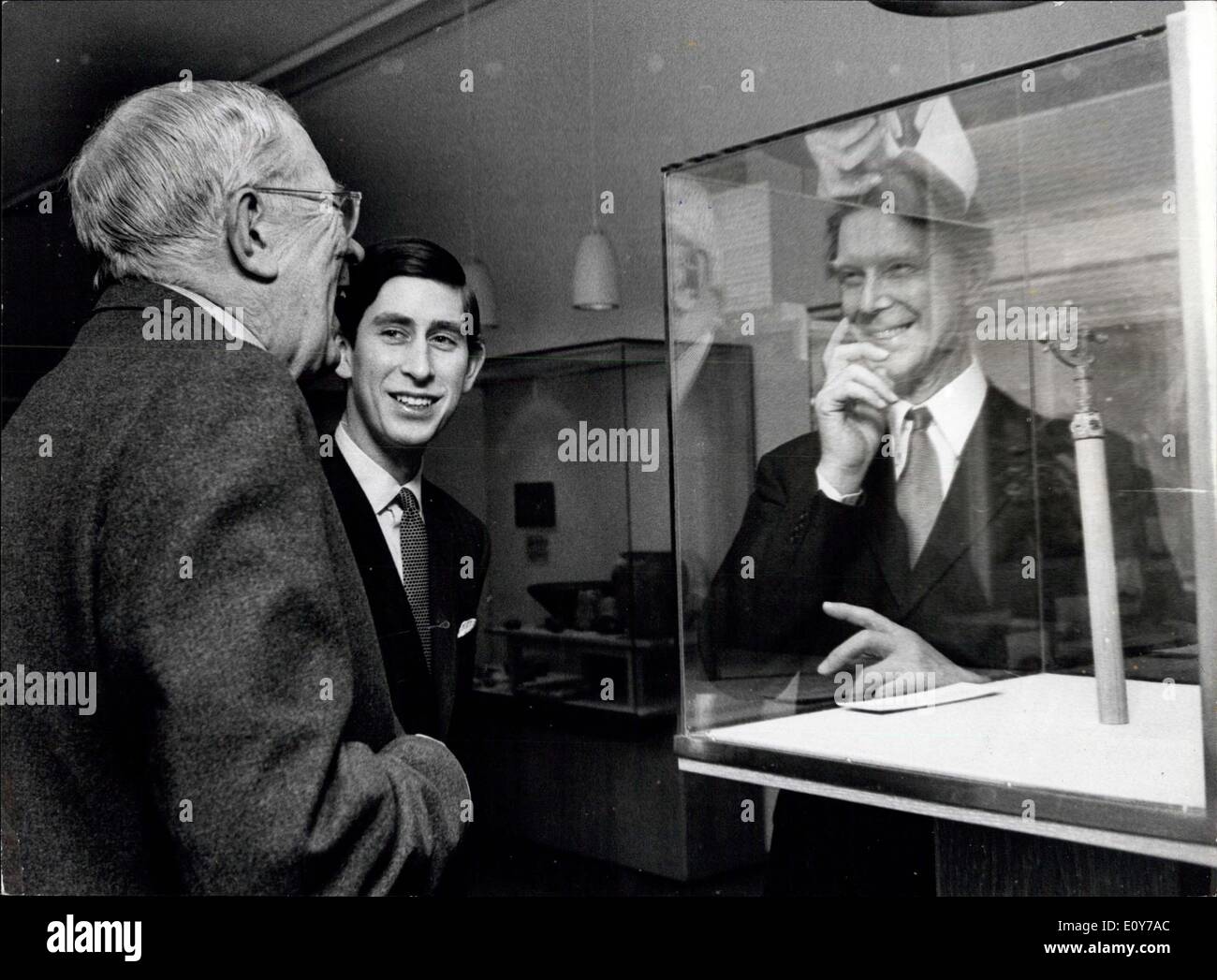 Mar. 26, 1969 - le prince Charles rend visite à Stockholm Musée : photo montre le roi Gustave Adolphe de Suède semble avoir trouvé quelque chose pour l'amuser, comme avec le Prince Charles, qui est en visite en Suède - ils veulent le Musée historique de Stockholm, le lundi, où le Prince Charles avait l'air très intéressé par ce qu'il a vu. Banque D'Images