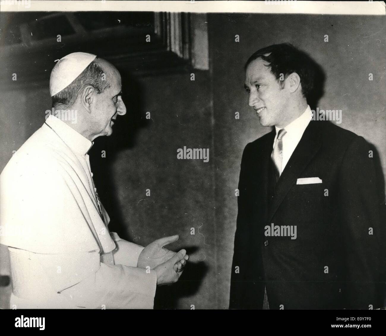 01 janvier 1969 - Le Premier ministre du Canada, reçu par le Pape : photo montre M. Pierre Trudeau, le premier ministre canadien, qui était à Rome sur une courte visite après avoir assisté à la conférence des premiers ministres du Commonwealth à Londres - en photo lorsqu'il a été reçu en audience privée par le Pape Paul au Vatican. Banque D'Images