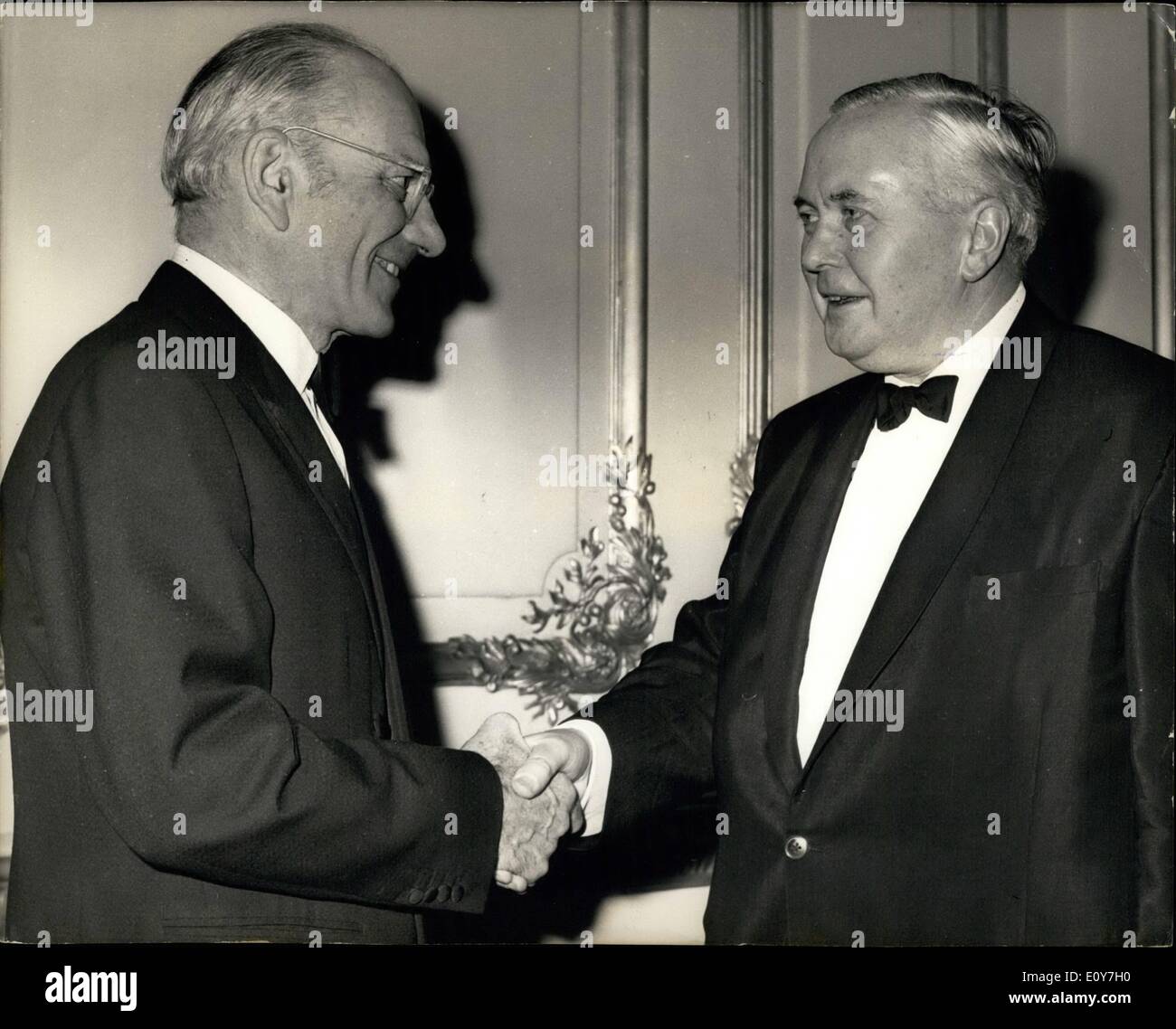 01 janvier 1969 - Francis Chichester à la réception : Londres : le premier ministre Harold Wilson , le droit d'accueil tour du monde yach Banque D'Images