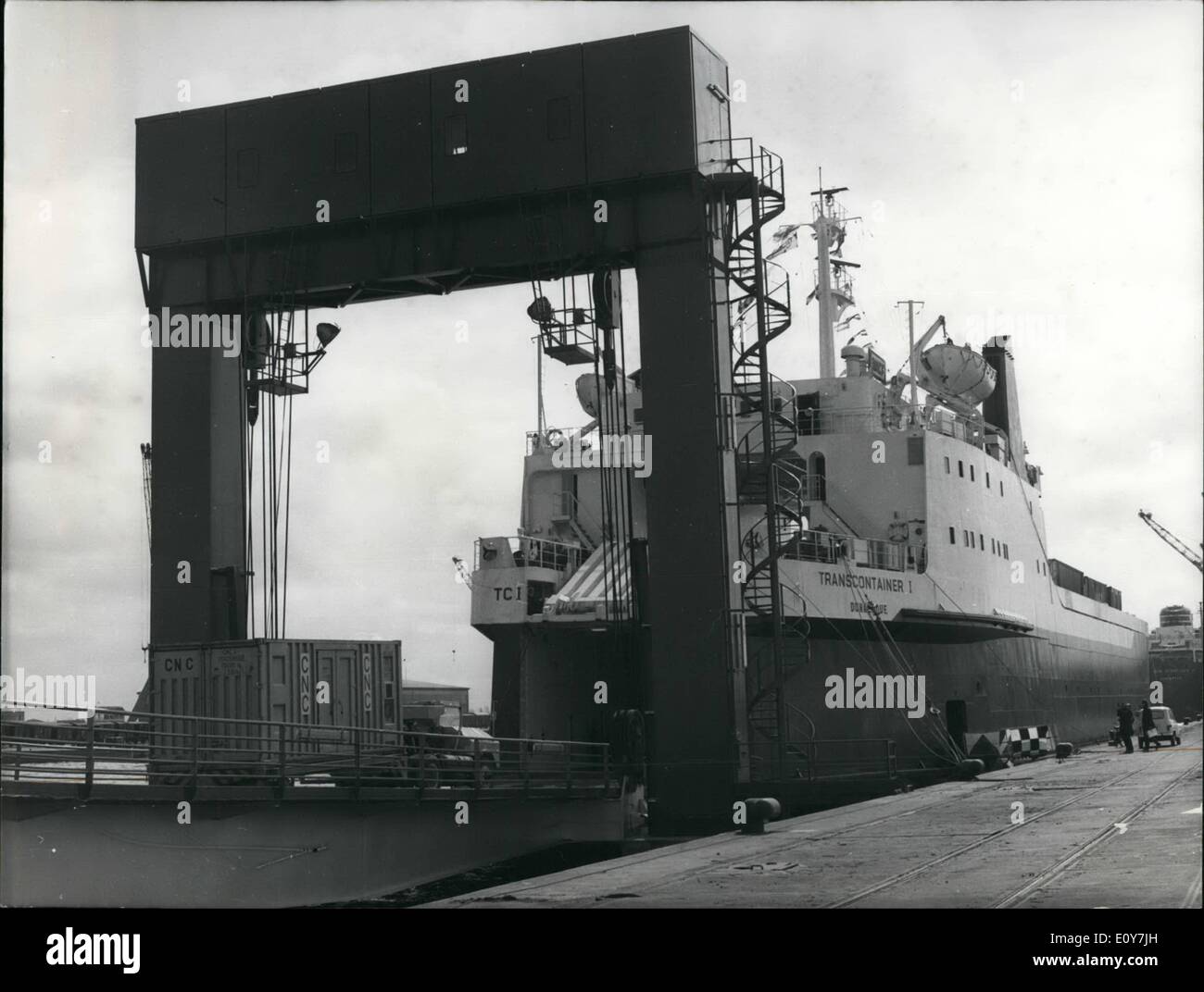 Avril 04, 1969 - Chemins de Fer Français lancer ''Transcontainer I'' : un nouveau bateau ''Transcontainer I'' prévue pour le passage 6 par semaine dans les deux sens entre Dunkerque et Harwich a été lancé par les chemins de fer français. Chaque passage dure moins de 7 heures. La nouvelle ligne est un complément à l'Dunkirk-Dover Dieppe-Newhaven et Service. Photo montre ''I'' contenant la photo à Dunkerque Port. Banque D'Images