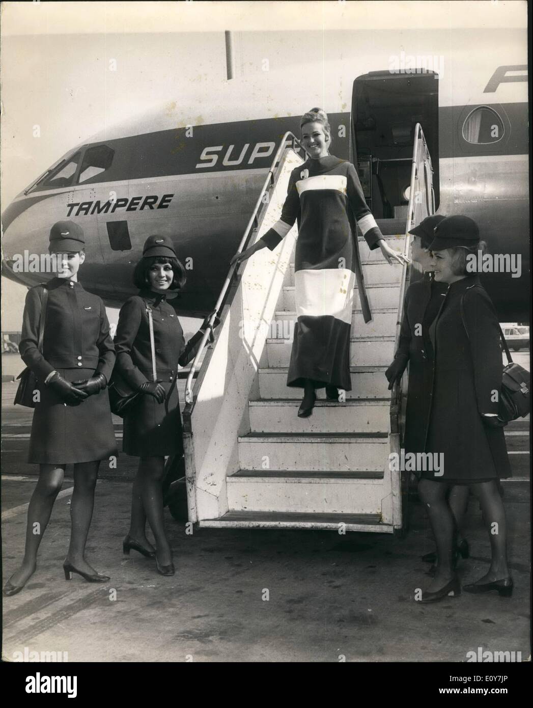 Avril 04, 1969 Binnair - hôtesses de l'air de montrer leurs nouveaux uniformes et de la levée de la mode finlandaise : Cinq des plus belles hôtesses de Finnair, y compris un ex-Miss Finlande, ont volé dans d'Helsinki aujourd'hui, et a donné un aperçu de la sélection de mode finlandais qui sera montré au cours de la 3ème. Finnish Fashion week à Londres le 14 avril. Les filles ont aussi leur nouvel uniforme Finnair. photo montre Barbro Storm quitte l'avion portant la robe qui sera portée par des hôtesses sur le finnier route transatlantique, regardée par d'autres hôtesses finlandais vêtus de leurs nouveaux uniformes Banque D'Images