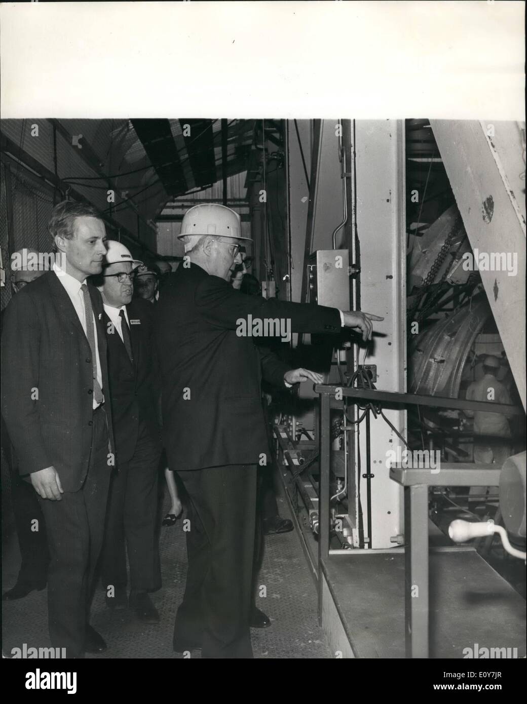 Avril 04, 1969 - Président de l'Italie Visites Royal Aircraft Establishment. Farnborough : Le Président de l'Italie, Saracat Singer, qui est ici en visite d'état, aujourd'hui, rend visite à la Royal Aircraft Establishment à Farnborough. La photo montre le président Saracat portant un casque de protection, vu l'inspection de l'avant du fuselage de l cadre d'essai concorde-lors de sa visite à la Royal Aircraft Establishment à Farnborough aujourd'hui. Derrière lui se trouve le ministre de la technologie ,M. AnthonyWedgwood Benn. Banque D'Images