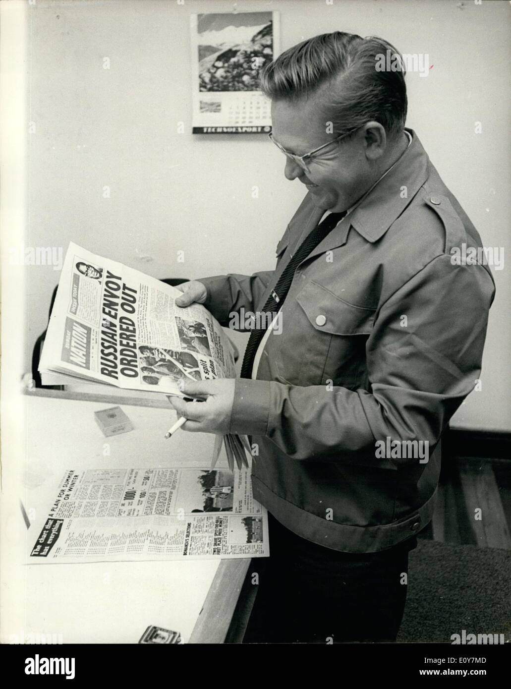 Avril 04, 1969 - L'envoyé russe Pravda et ''correspondant'' expulsé de Kenya : diplomate russe Elieev Mr.Victor, Premier Secrétaire à l'ambassade de Russie, à Nairobi, et M. Mikhail Domogatskin, correspondante du Parti communiste russe journal ''Prafda» ont été expulsés du Kenya. Kenya Le gouvernement a refusé de dire pourquoi il a dit aux deux hommes de partir. La photo montre la Pravda correspondant, M. Mikhail, vu Domogarskin lire le journal rapport de son expulsion, à Nairobi lundi. Banque D'Images