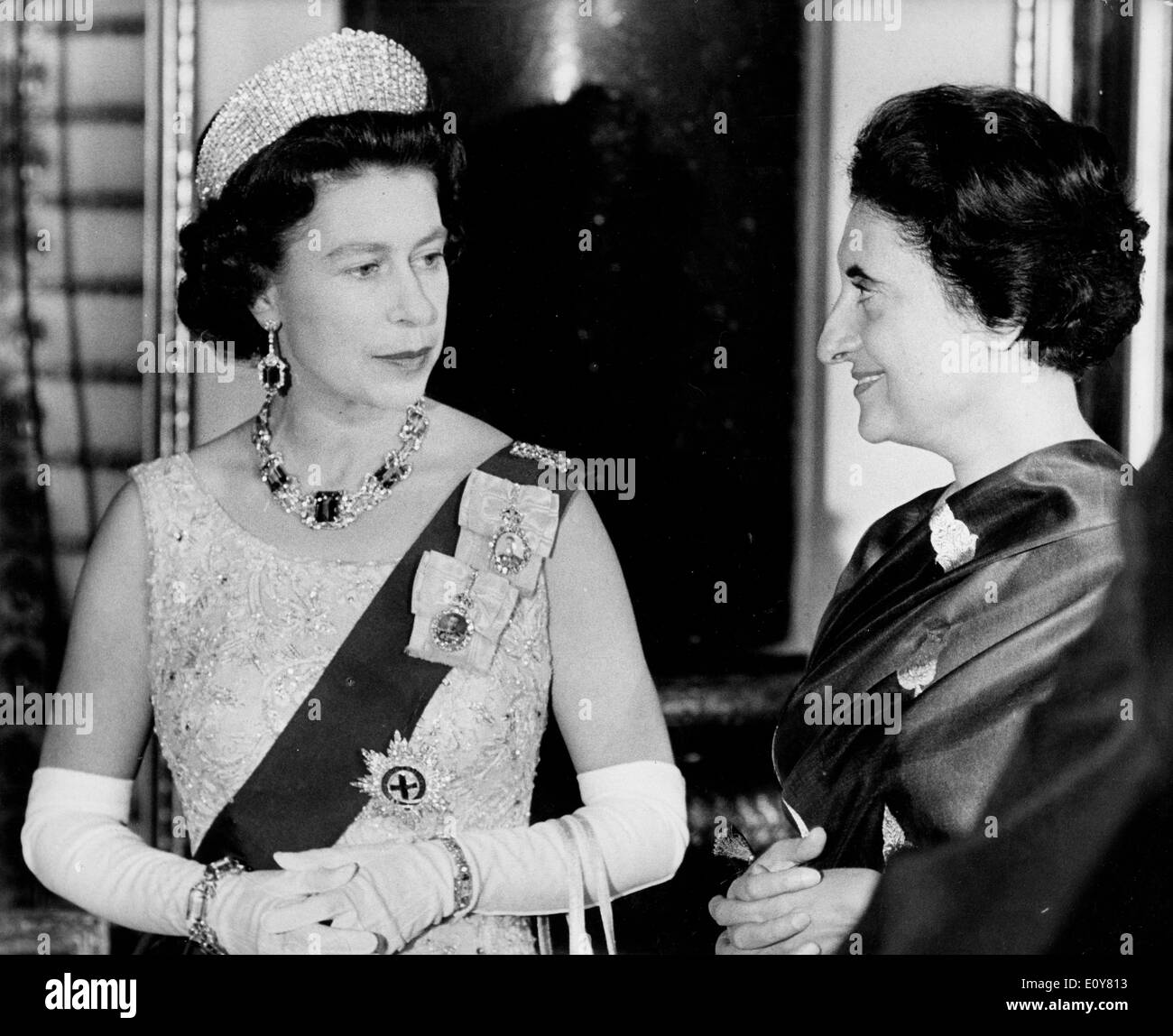 La reine Elizabeth II s'entretient avec le Premier ministre Indira Gandhi Banque D'Images