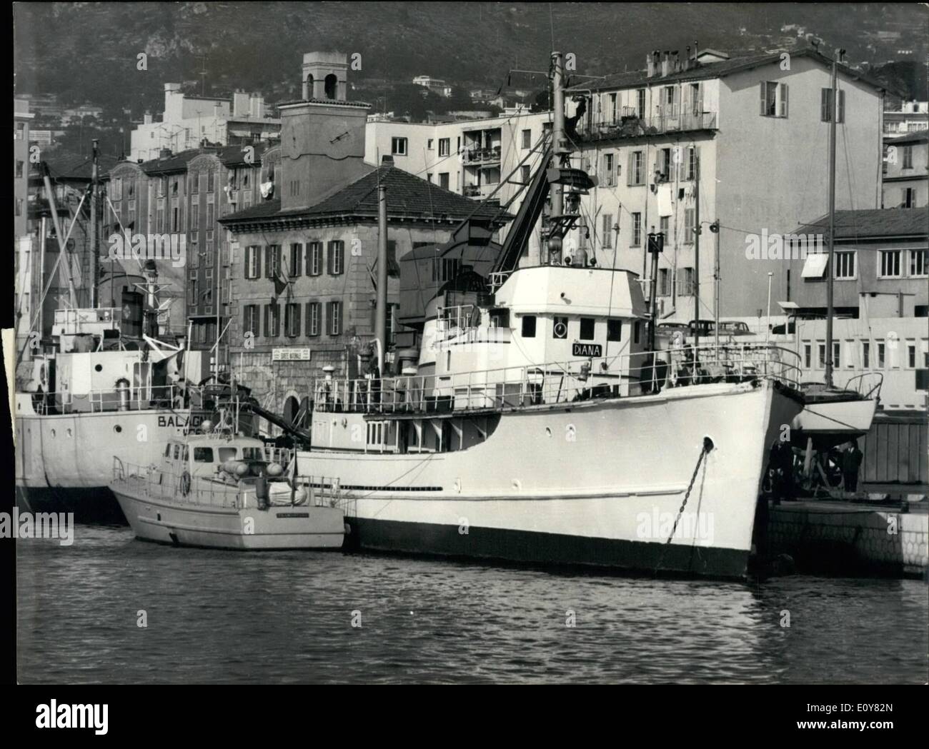 Avril 04, 1969 - 5 tonnes de cigarettes saisies à bord du yacht Germn ; 5 tonnes de cigarettes ont été saisis par la douane française à bord de l'yacht de ''Diana'' appartenant à un allemand, Albrecht de Duisbourg. La photo montre le yacht en photo à nice port où elle est retardée par la douane. Banque D'Images